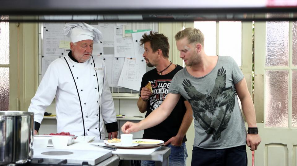 Kuchař Sváťa (Luděk Sobota) a Burák s Mikem